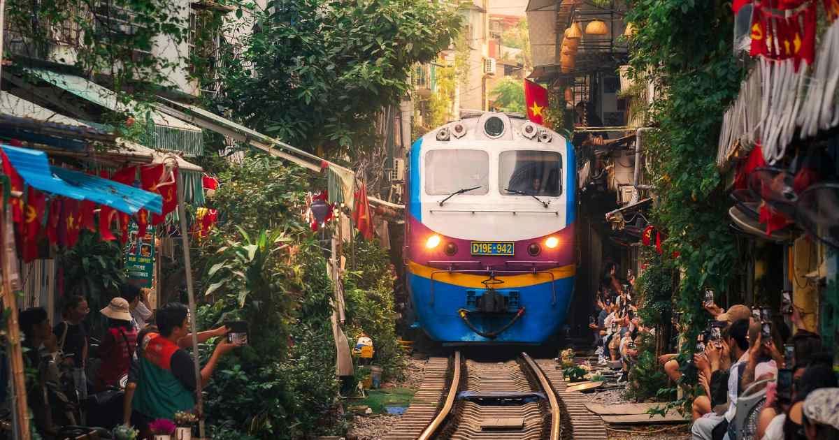 Ha-Noi-train-street-coffee Ha-Noi-train-street-coffee